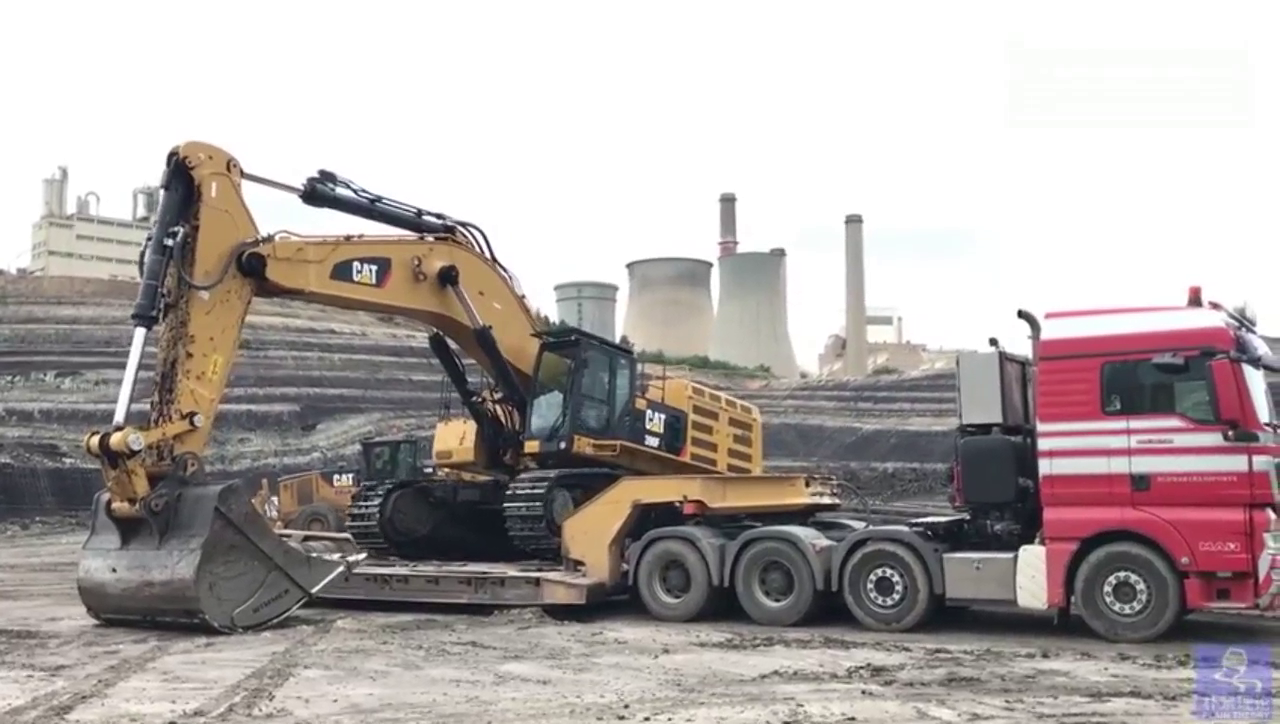 540马力MAN TGX半挂卡车运输92吨重的卡特挖掘机