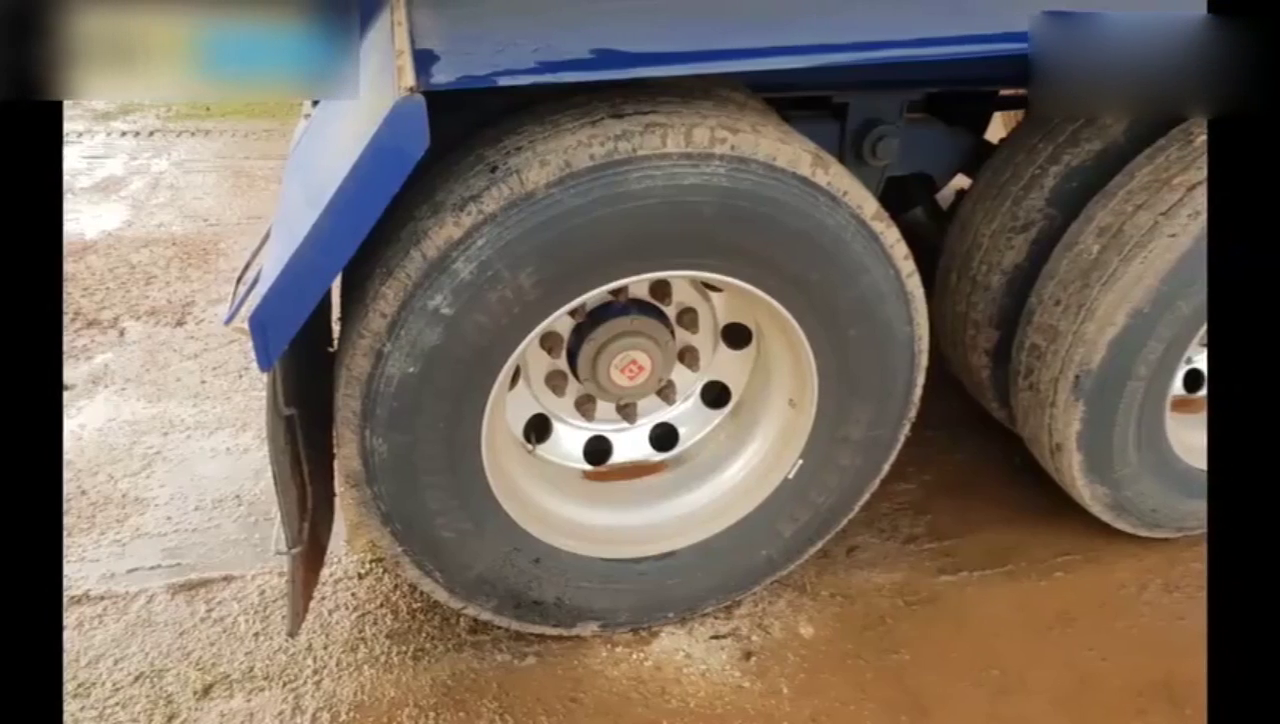 满是灰尘的卡车货箱在高压水枪清洗下变回干净了