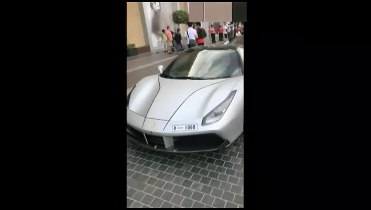 带你们现场看下迪拜的跑车，但是这些我一辆都不知道是啥型号