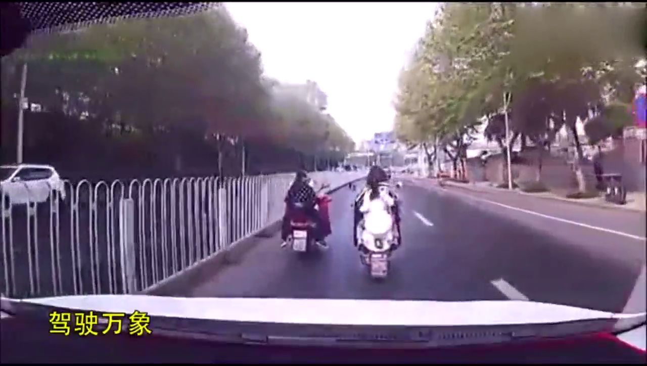 就是不让开，电动车就这样一直挡在我前面