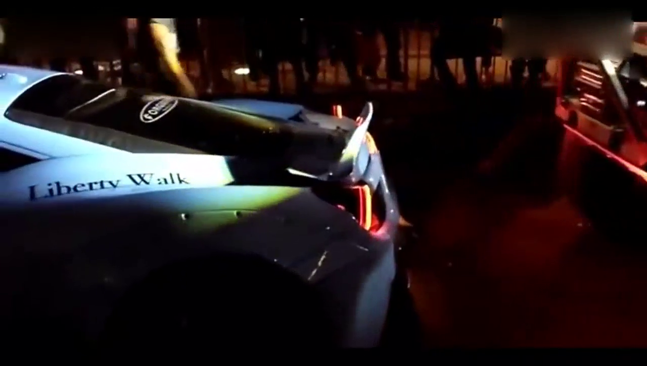 法拉利豪华跑车事故目击录像——有钱就是任性