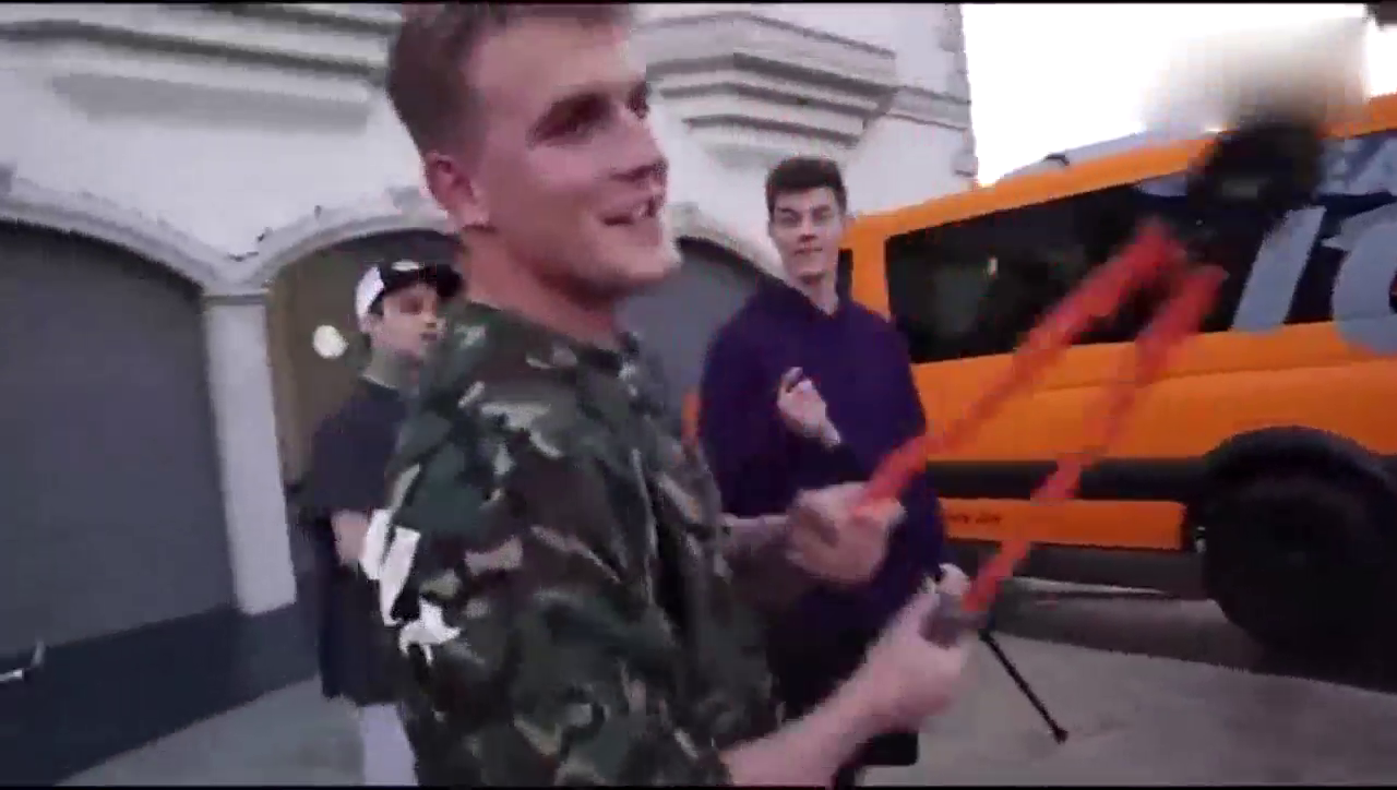 法拉利跑车的质量好不好，砸了一下之后就知道了