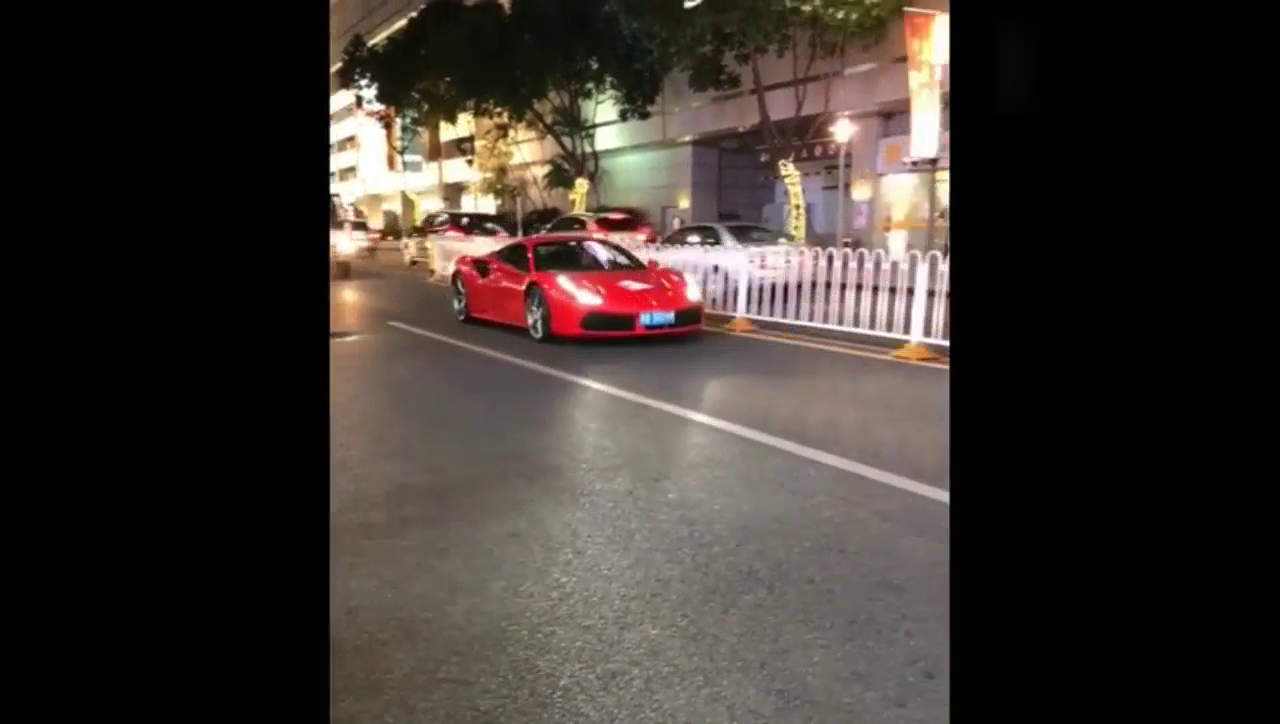 法拉利跑车 低调过街