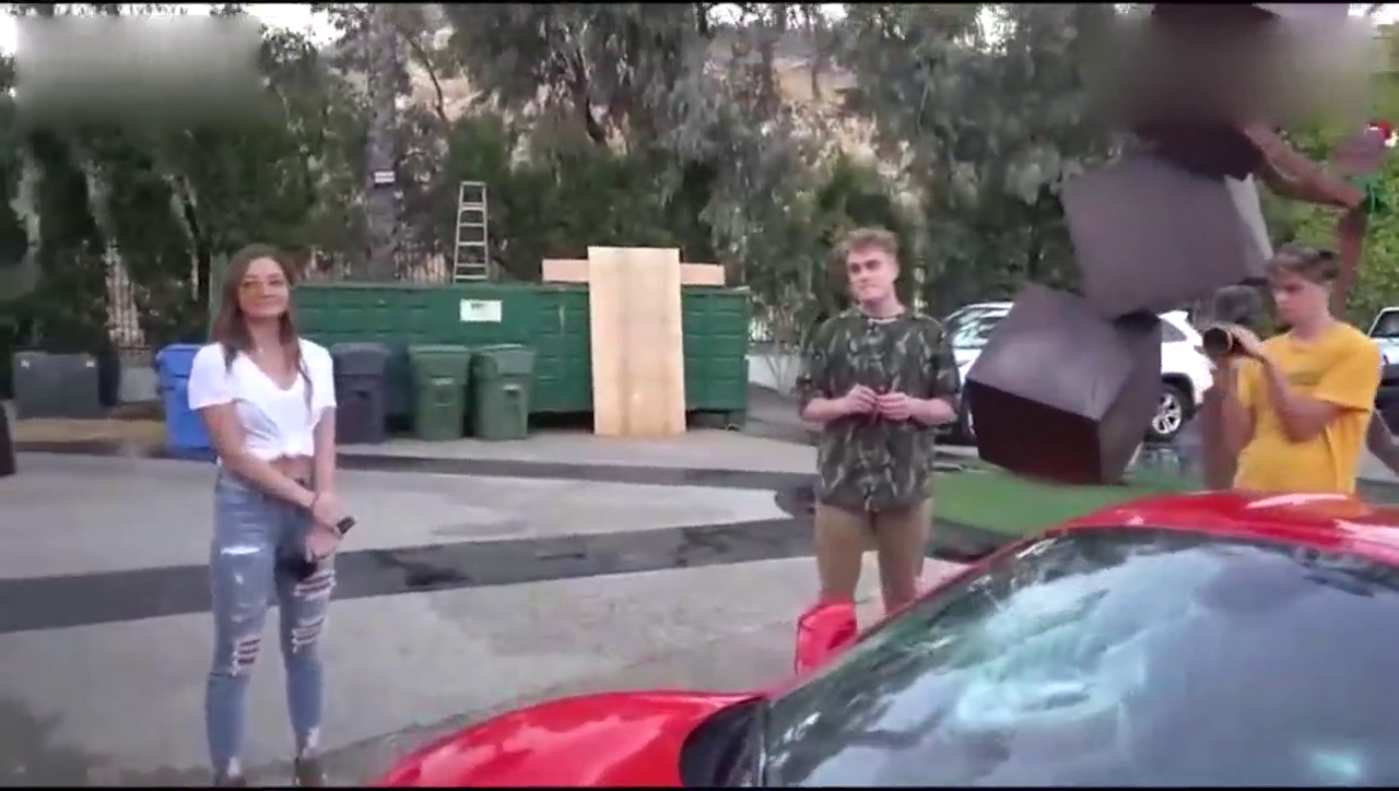 法拉利跑车的挡风玻璃结实吗，小伙跳上去之后瞬间哭惨了