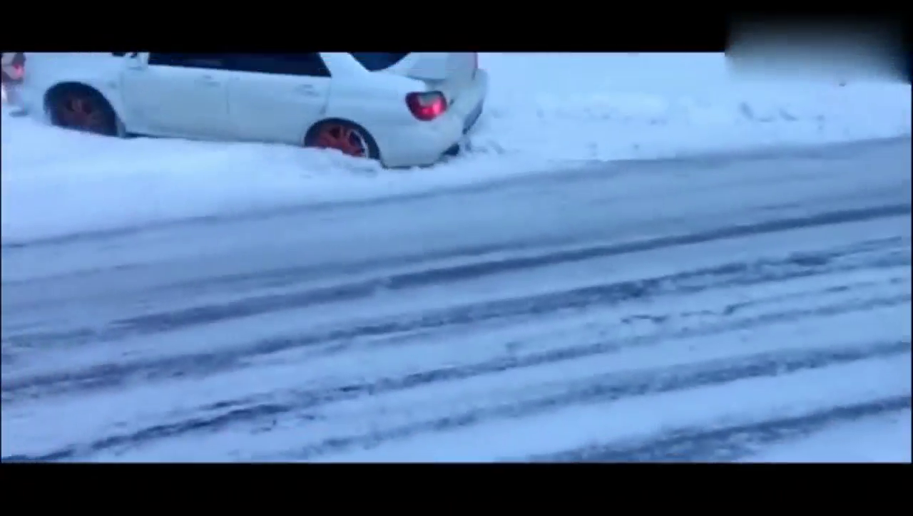 傻了吧，开着跑车钻雪窝