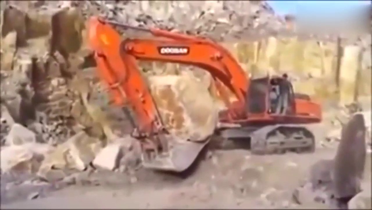 挖掘机这样给卡车丢大石头装料，吓得货车司机马上跳下车