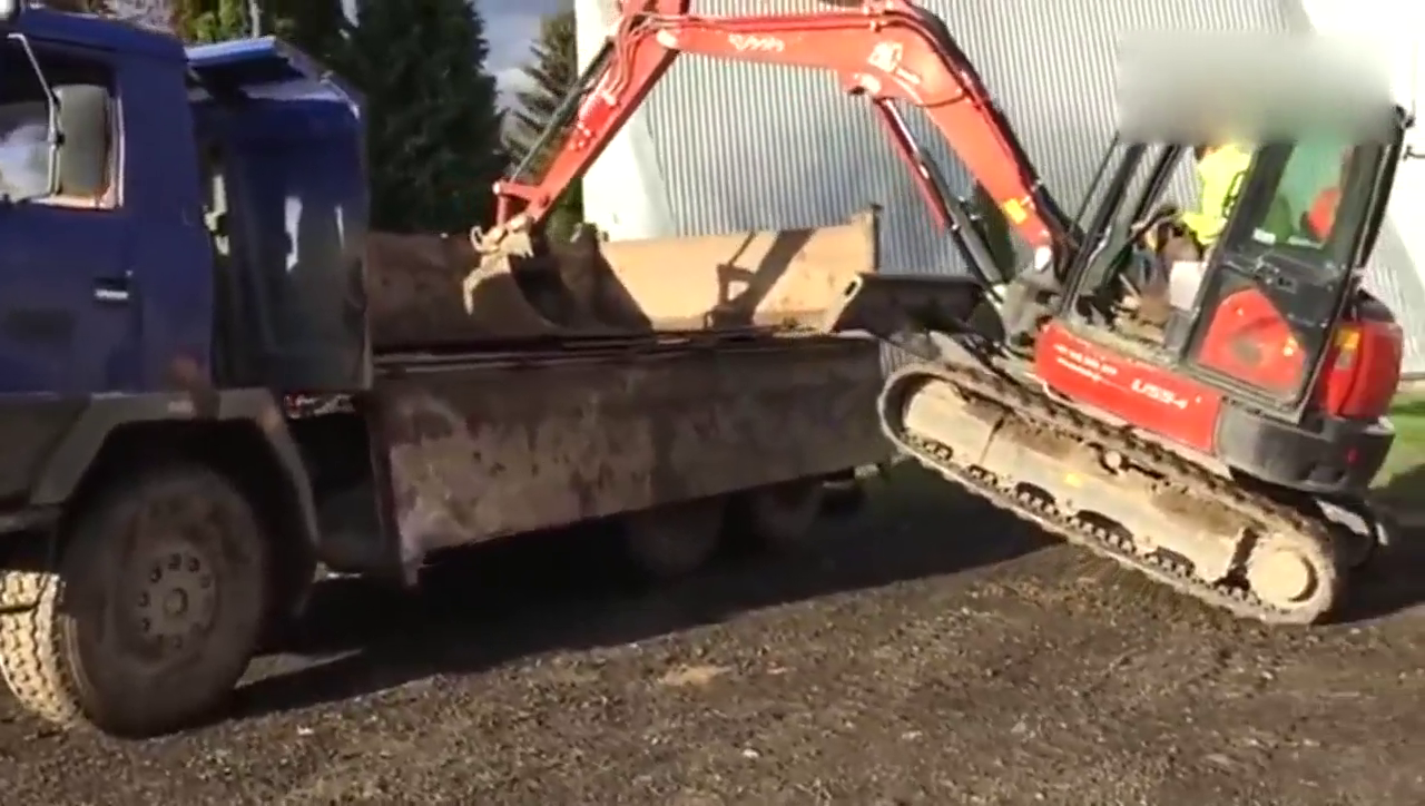 挖掘机要上卡车，司机这技术，一看就是新手吧