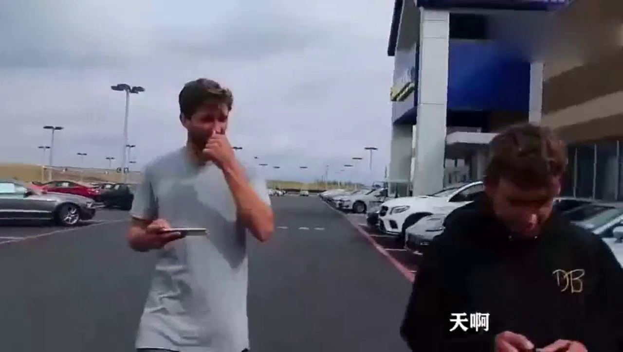 儿子偷偷买了辆五菱跑车，开回家时老妈傻了！