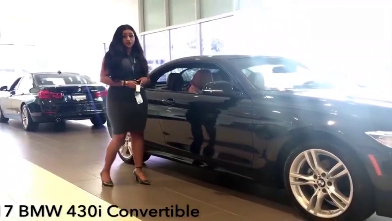按下宝马跑车的钥匙，变形的那一刻女销售蒙圈了！