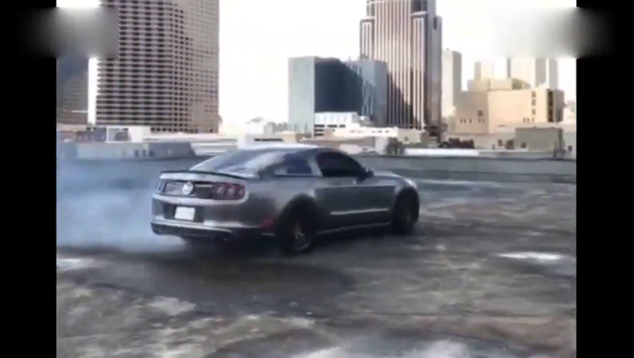 老铁们这是哪款跑车？楼顶还能漂的这么潇洒