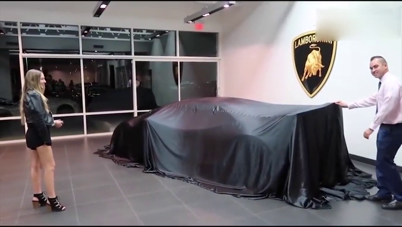 本以为会得到一辆跑车作为生日礼物，拉开遮车布后美女失望了！