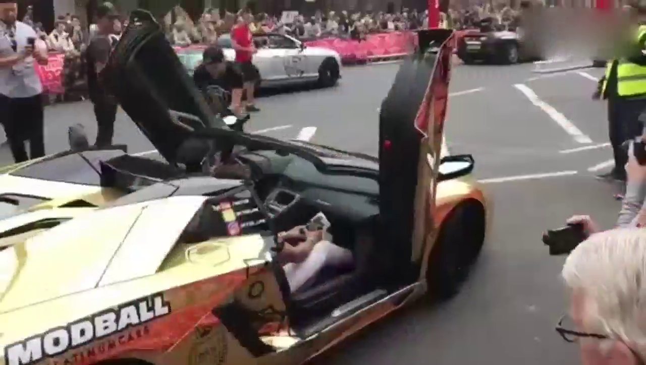 各类超跑改装车游街，但最后眼球却不在车上！