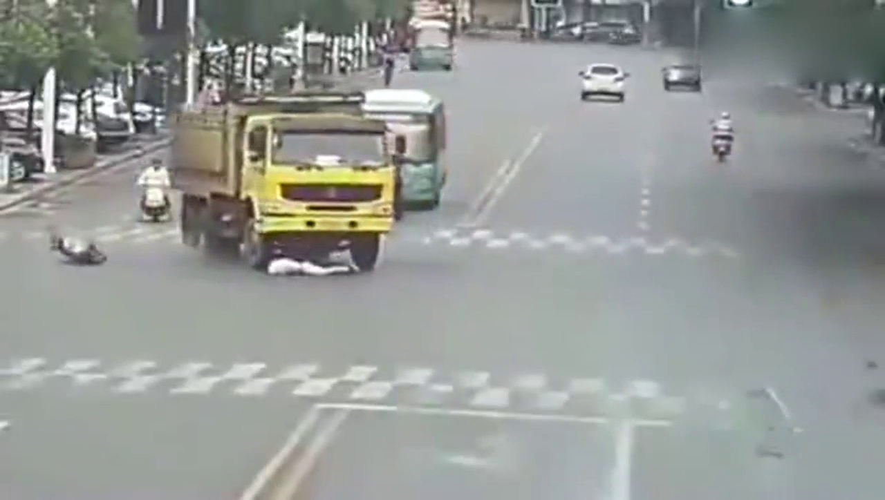 本以为摩托车汉子必死无疑，没想到大卡车师傅一个漂移救了他