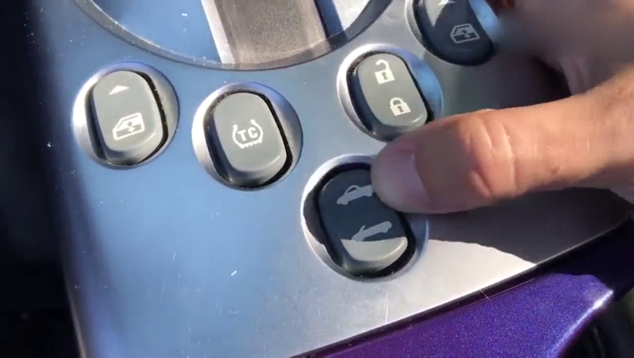 本以为是一台跑车，打开后备箱瞬间蒙圈了！