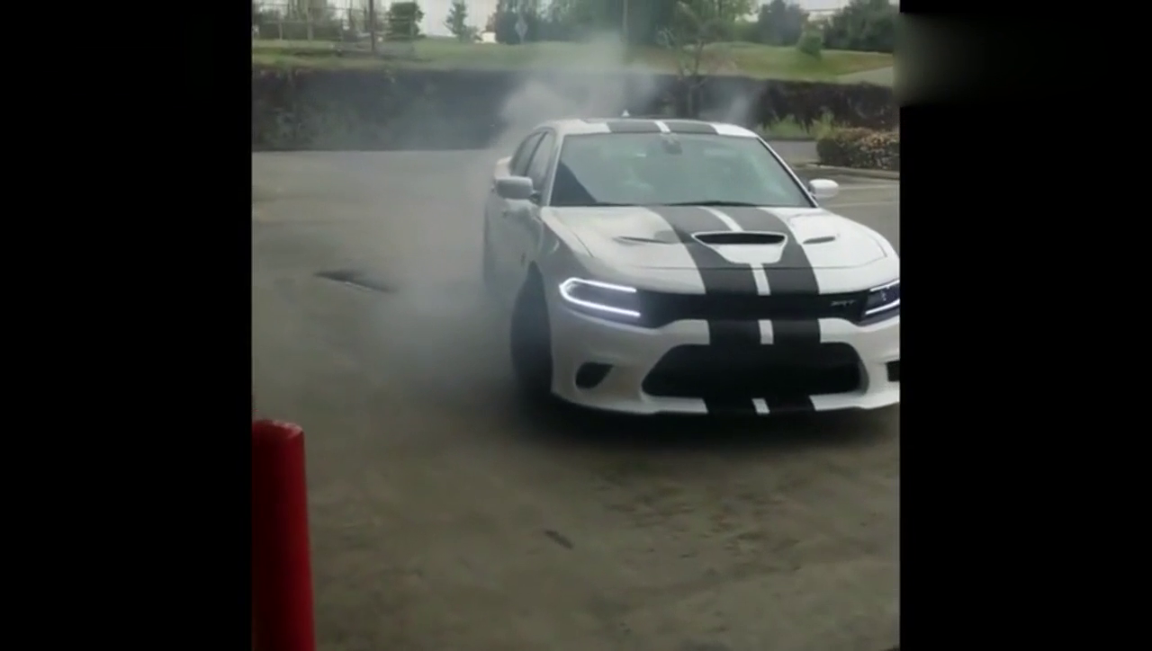 跑车烧胎，烟雾缭绕