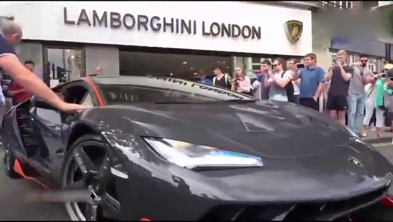 跑车都是这么倒车的吗？长这么大还是第一次见