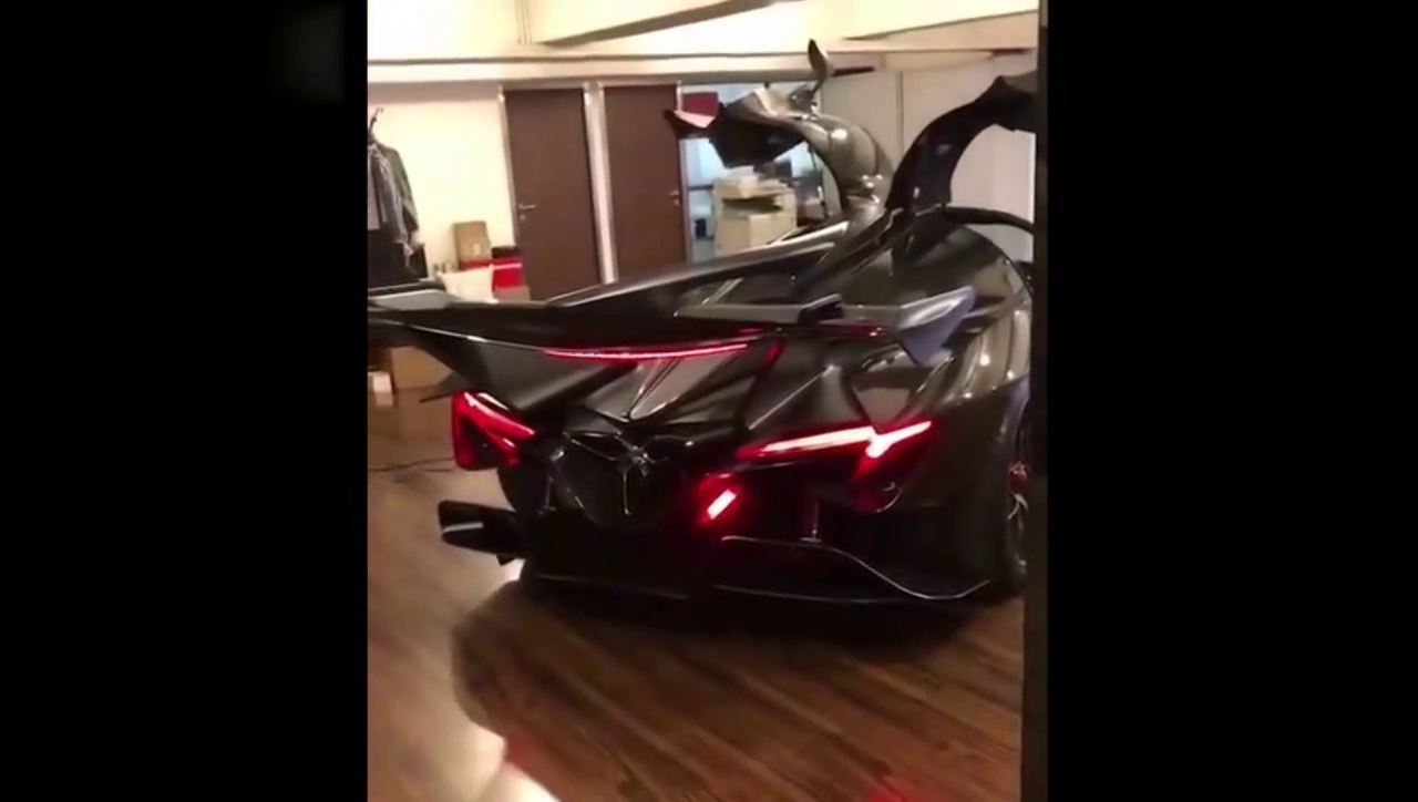 跑车放在展厅里 喷气式加油门 求车名