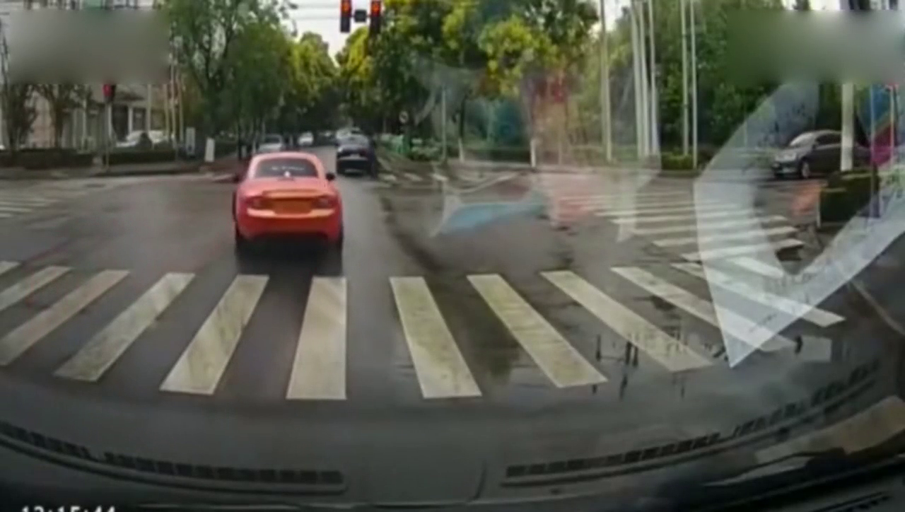 跑车红路灯路口玩漂移甩尾，女司机惊讶至极！