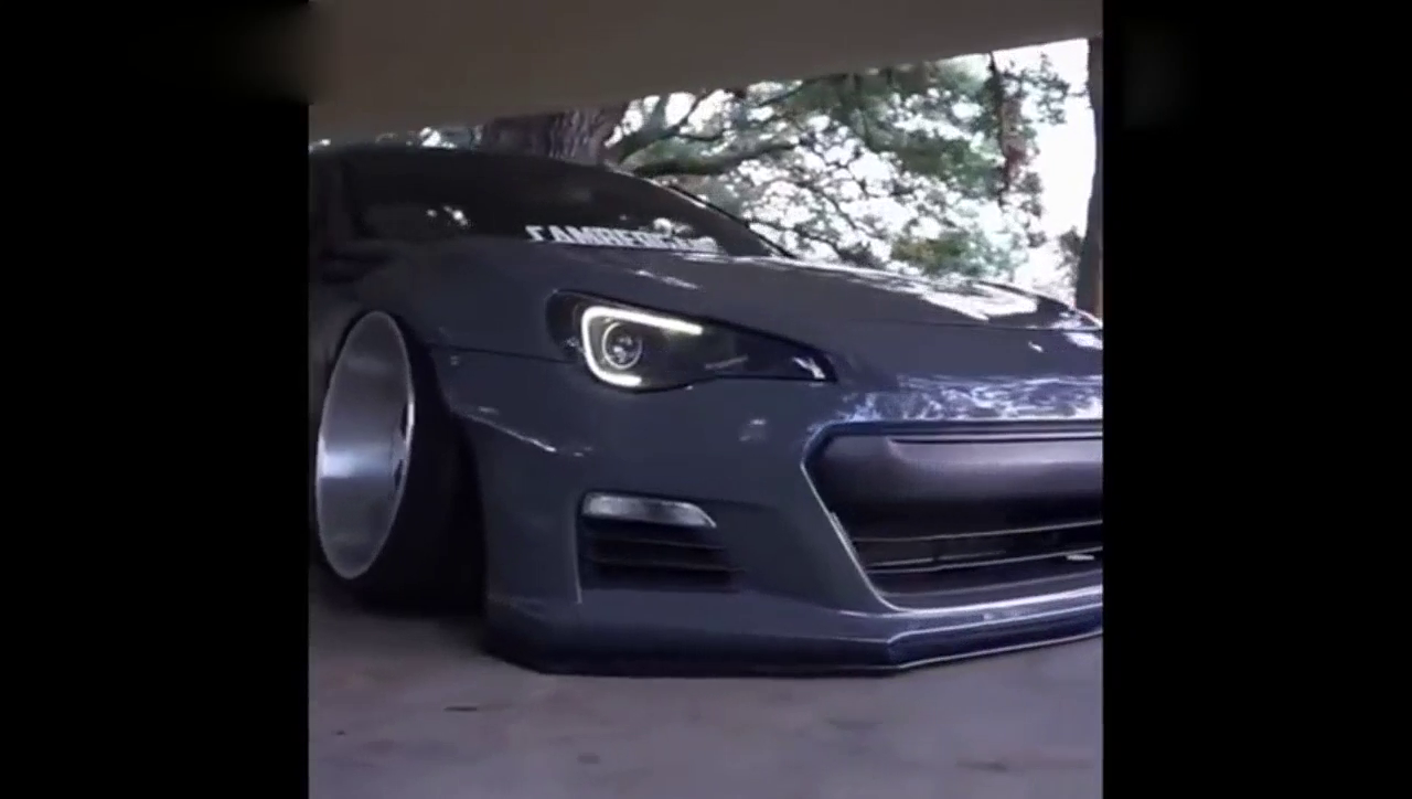 跑车底盘如此低 开门的方式才体现了它的价值 怎么过减速带呢