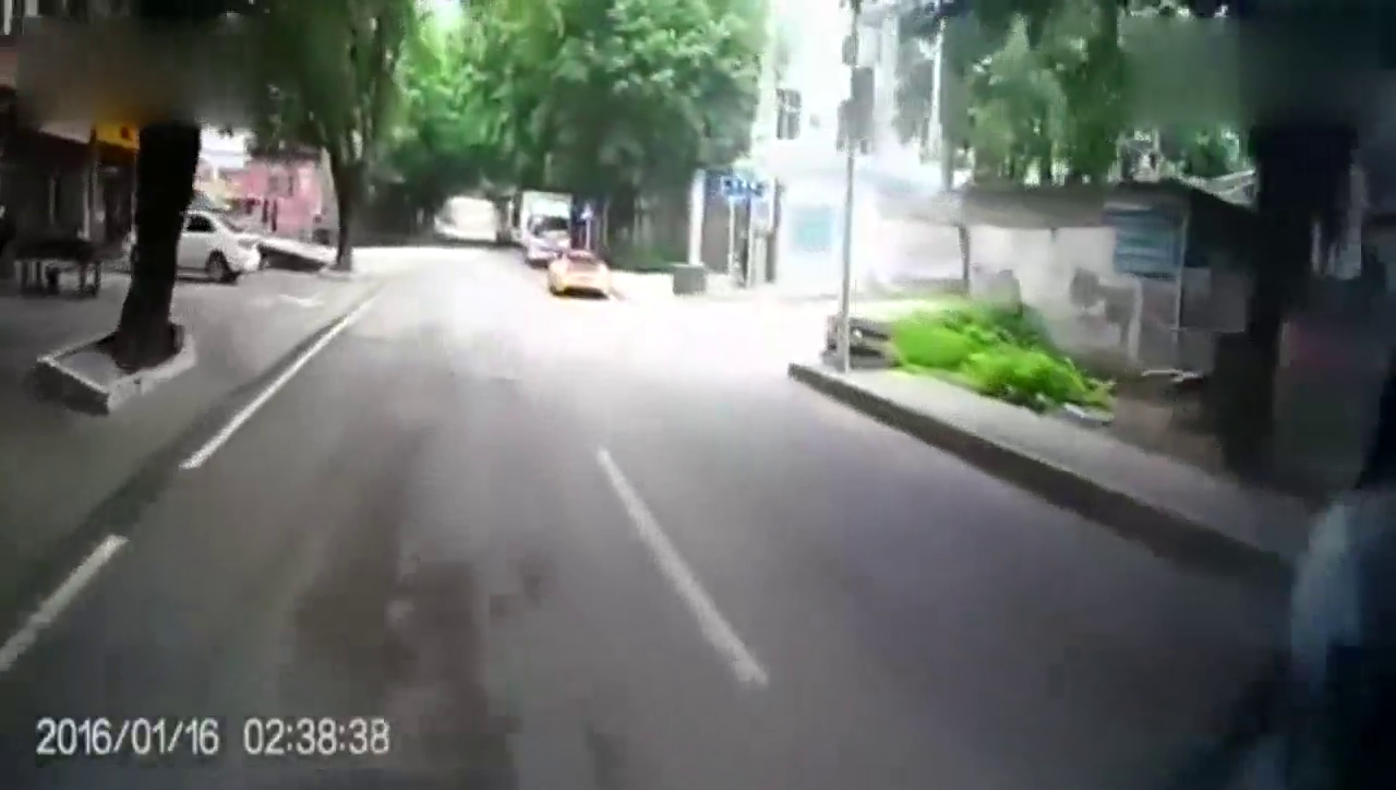 跑车突然启动上路，吓得我死死踩住了刹车