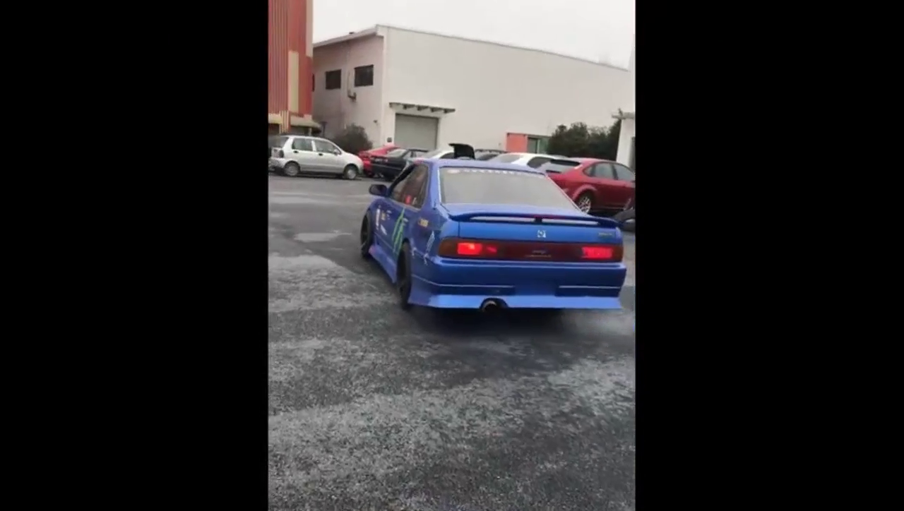 跑车烧胎 进来听听声音 很悦耳