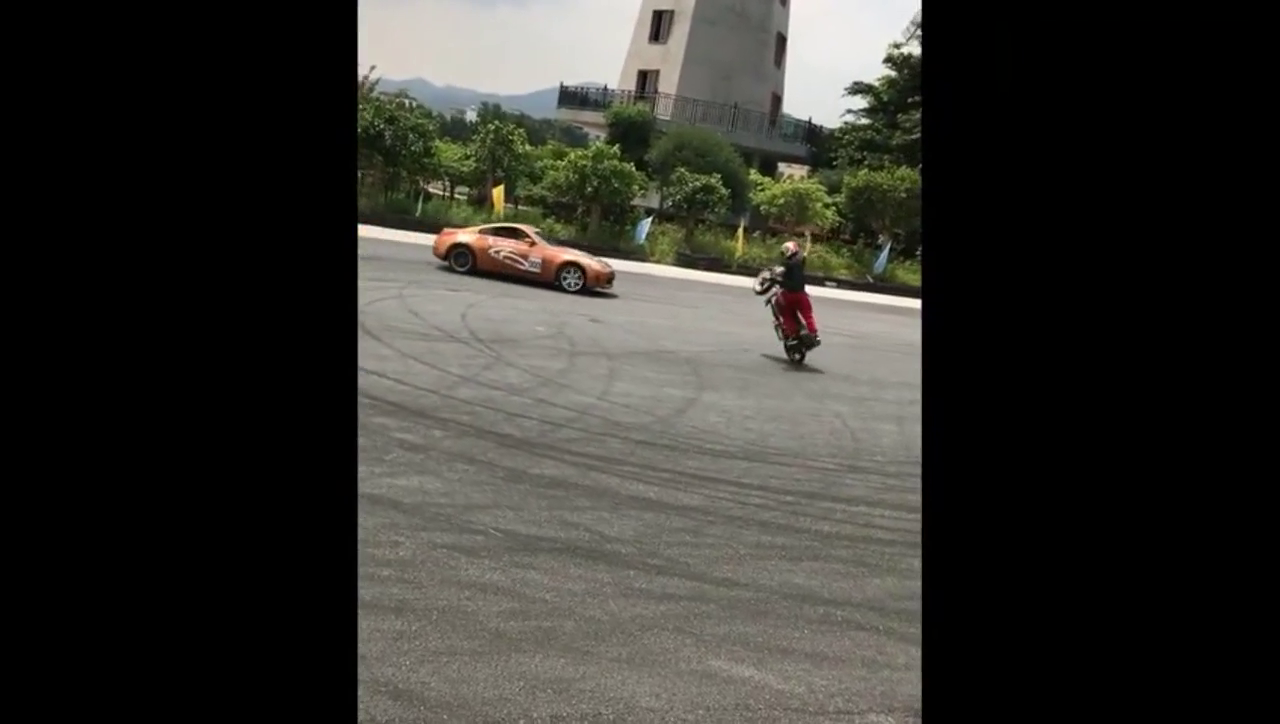 跑车和摩托，转圈圈，佩服司机技术