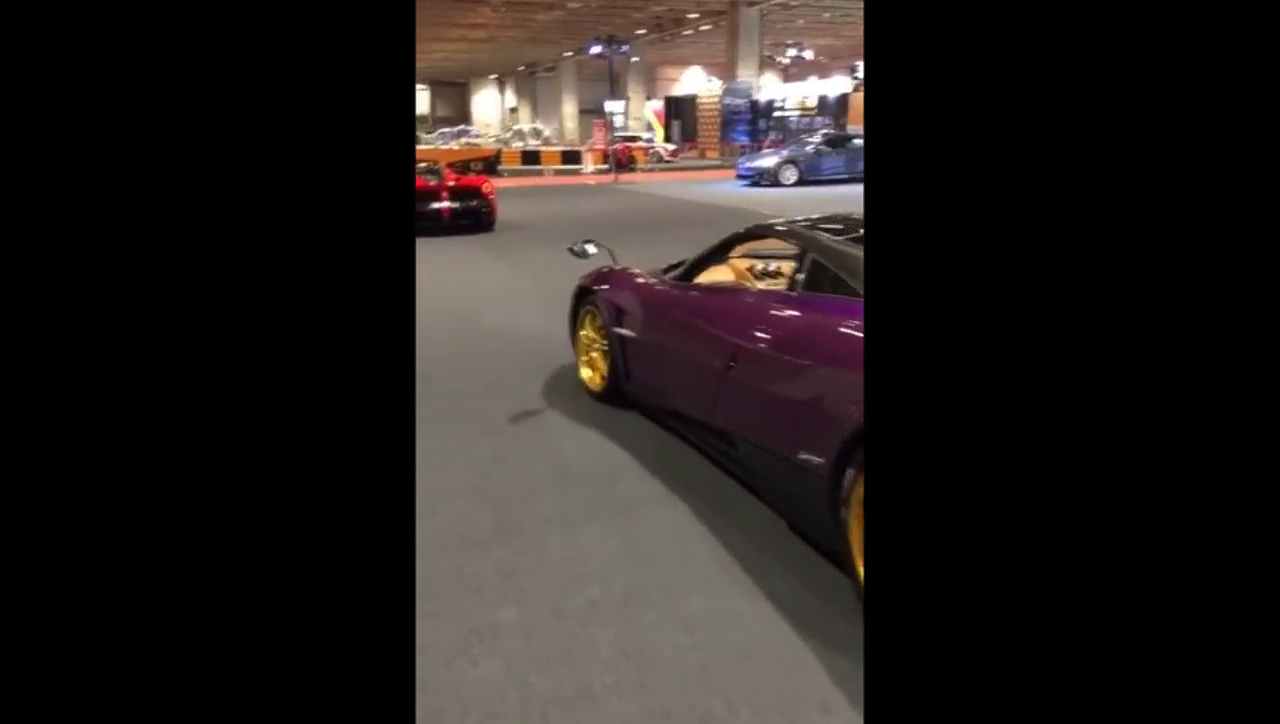 跑车太帅了 排气管四个并排