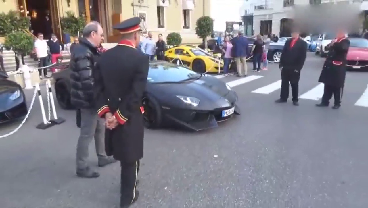 跑车这样坐人，旁边的人都看蒙了！