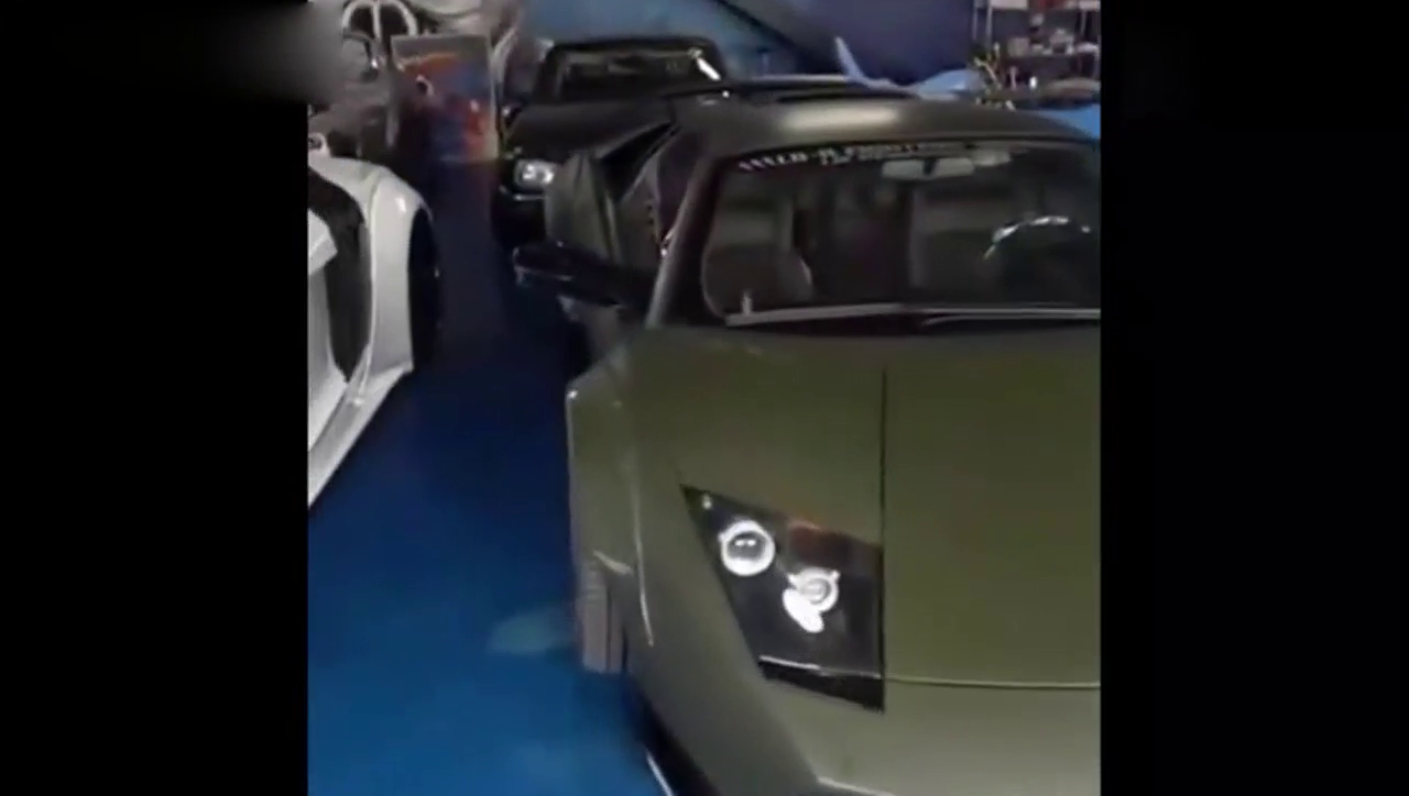 跑车这个颜色确实少见 轮胎的距离我也是醉了