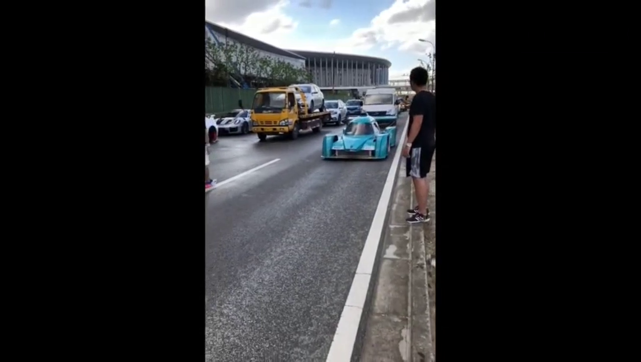 跑车现街头，底盘超低，回头率很高