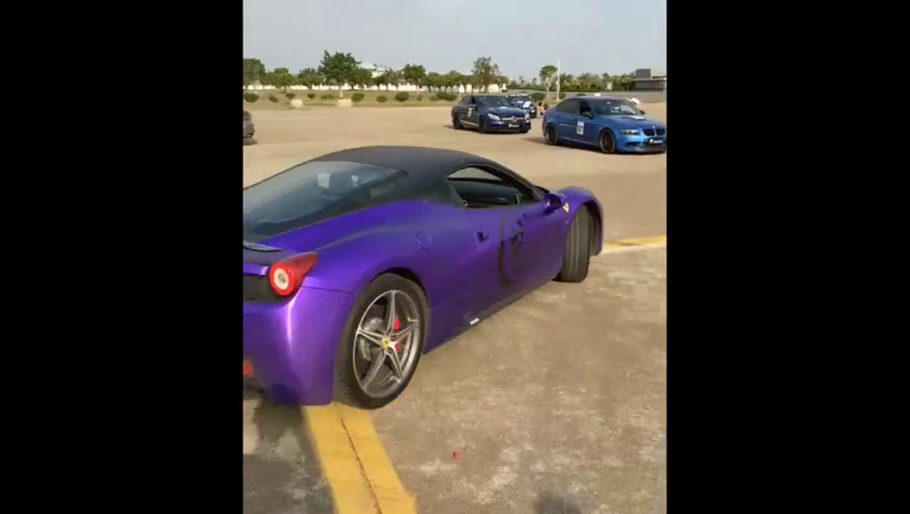 跑车法拉利 这个颜色很有个性