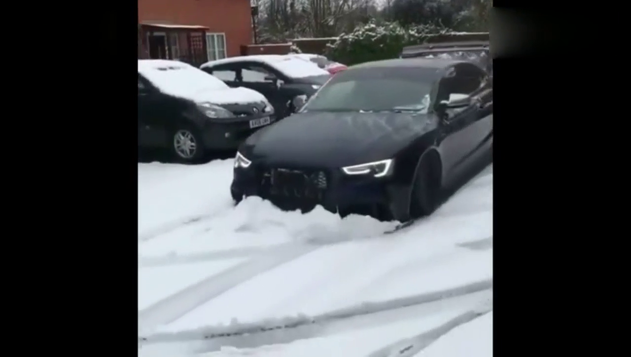 跑车底盘这么低 下雪天可以扫雪了