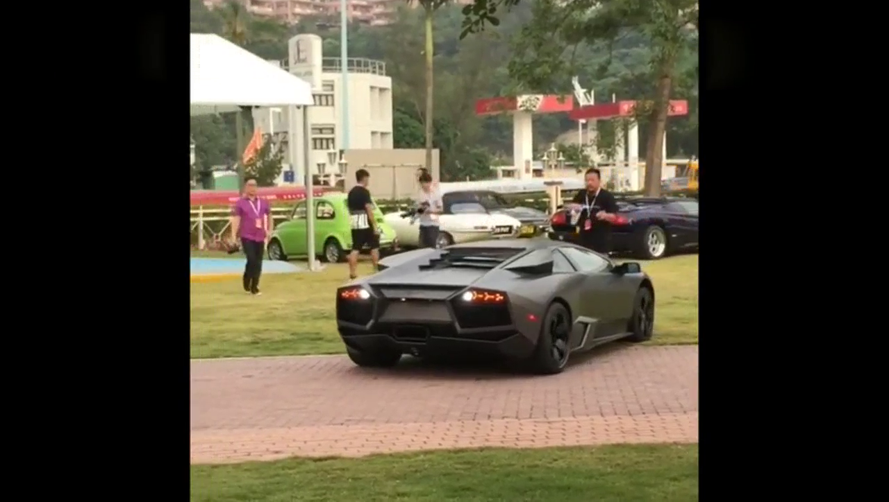 跑车底盘很低 开起来要注意减速带