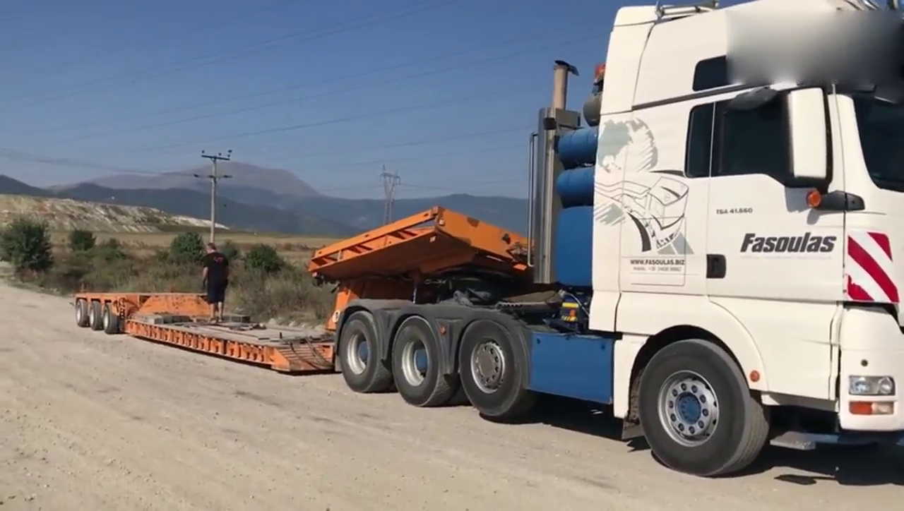 MAN卡车出动，小松装载车的装卸运输