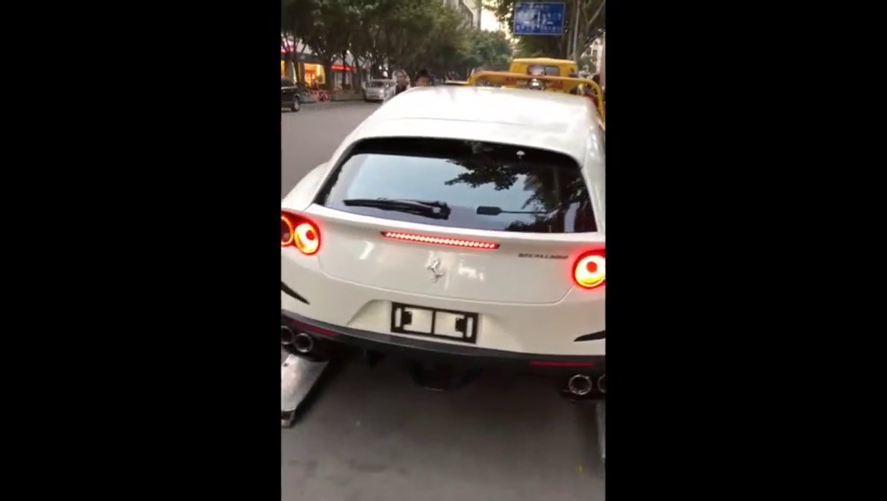 跑车法拉利 准备装车拖走了