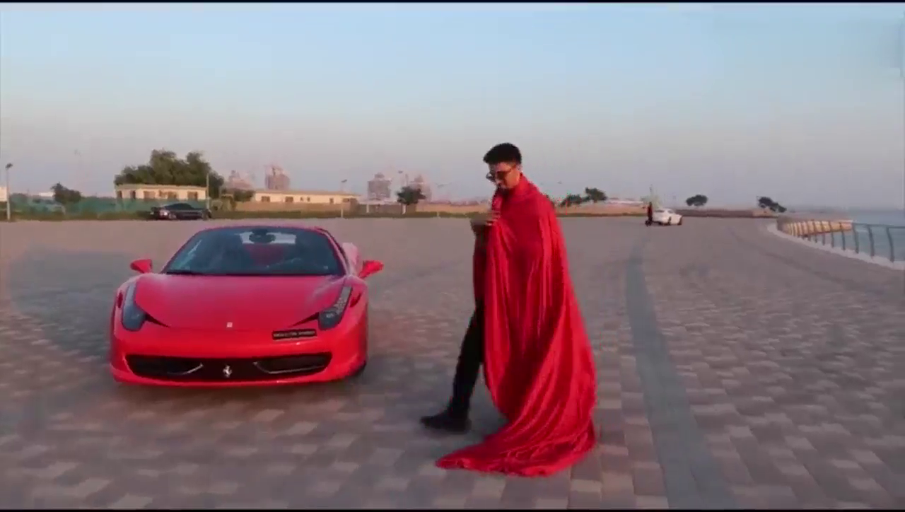 花500万定制法拉利跑车，送了一件披风，感受一下有多霸气！