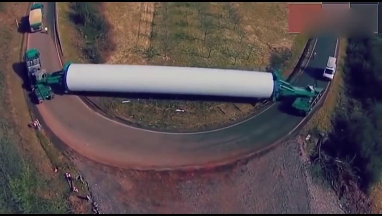 航拍老司机驾驶卡车通过发夹弯，看完才知道什么叫做真正的技术