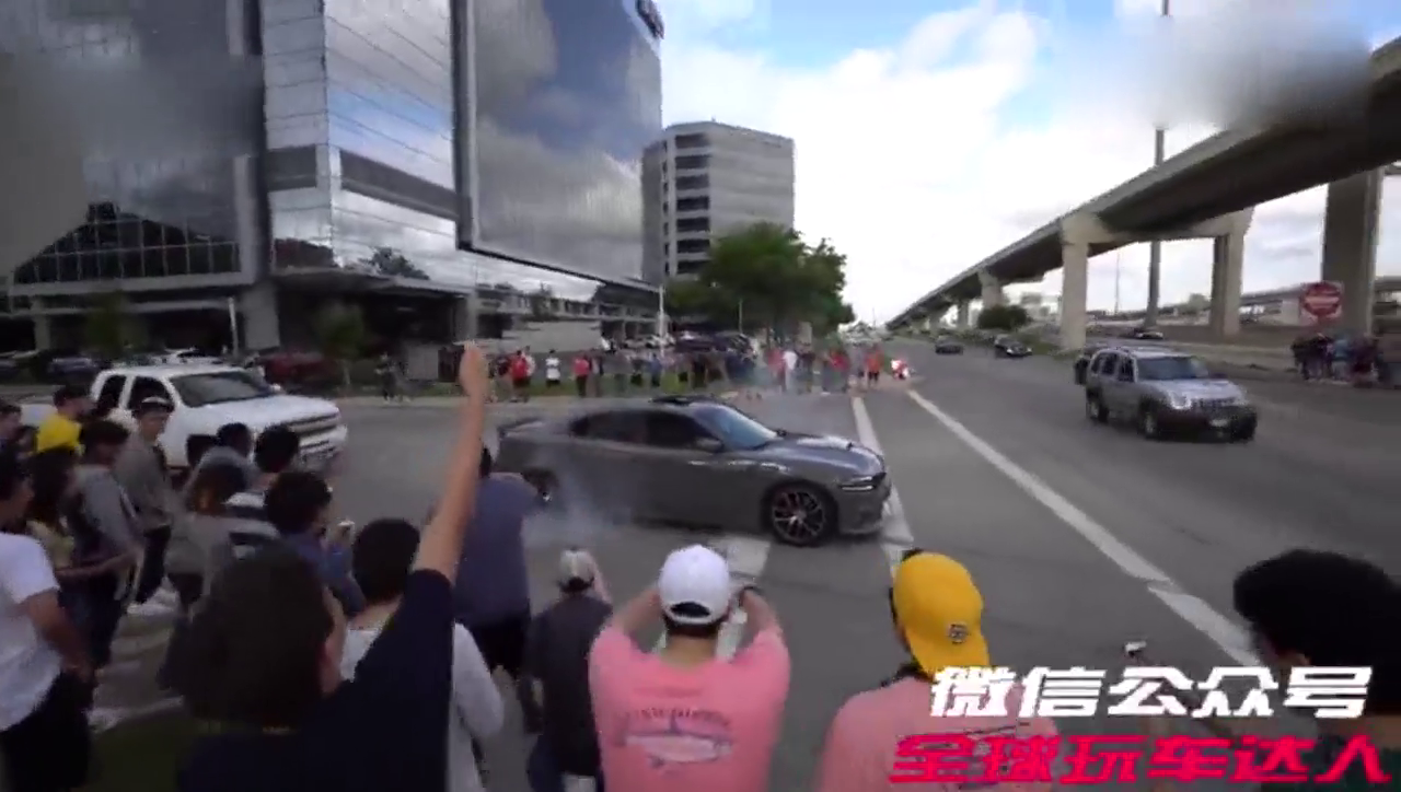 能让跑车丢面子，机车手一出场全是霸气