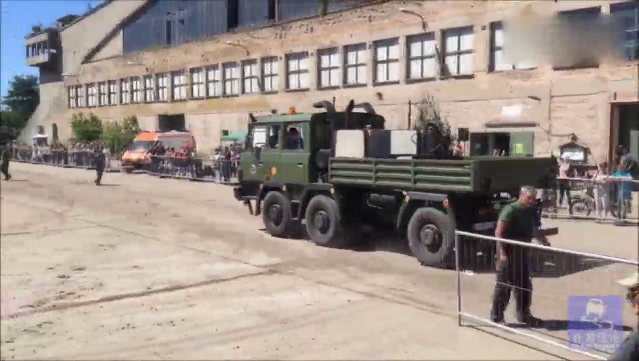 履带式架桥车和卡车拔河，没想到被卡车拖着走