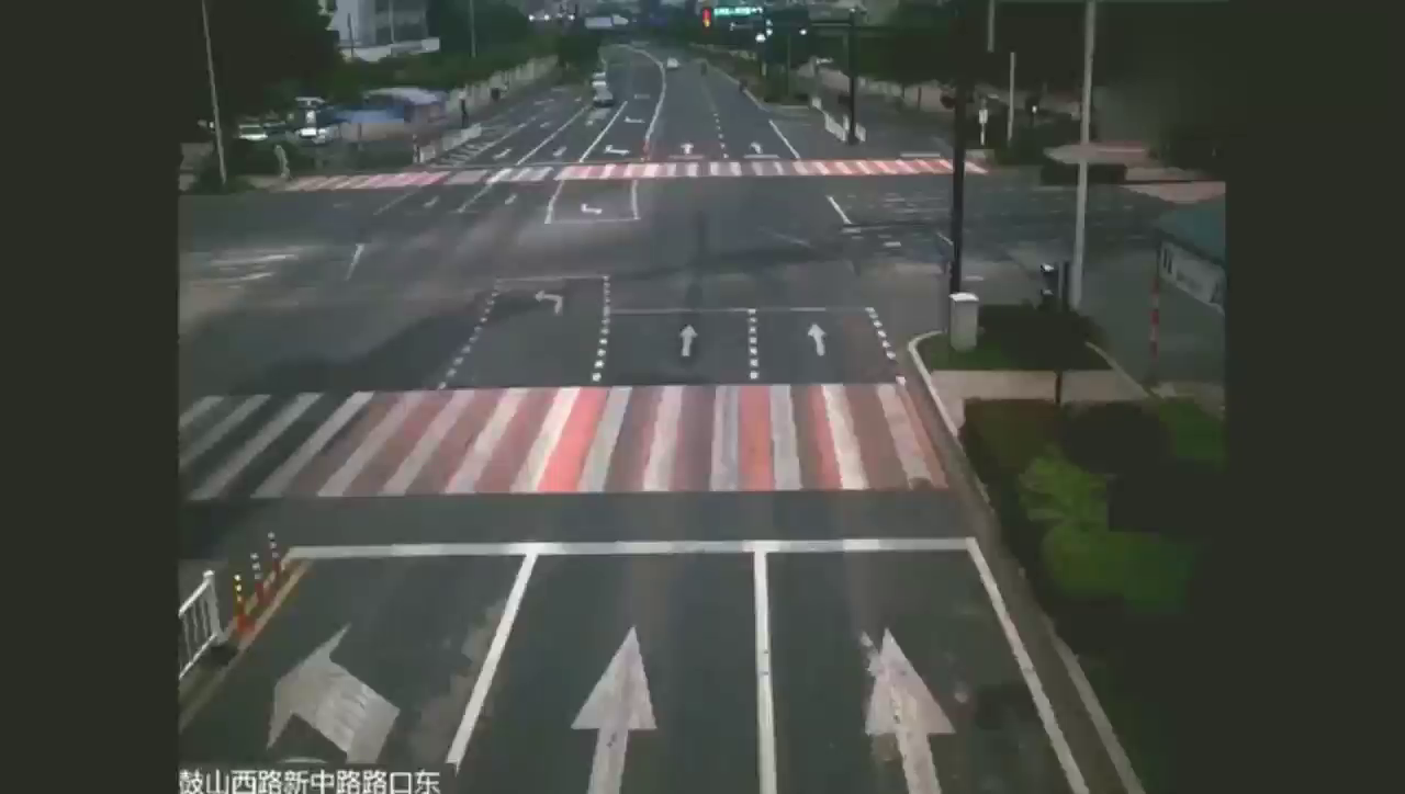 就这样被出租车怼了？摩托车司机一脸懵圈！