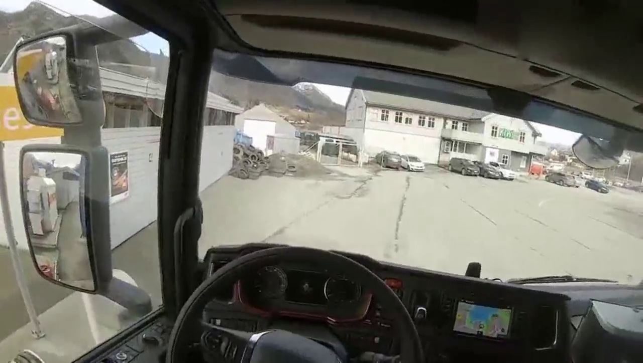 120万的斯堪尼亚卡车，起步后猛踩油门，才知道加速有多快！