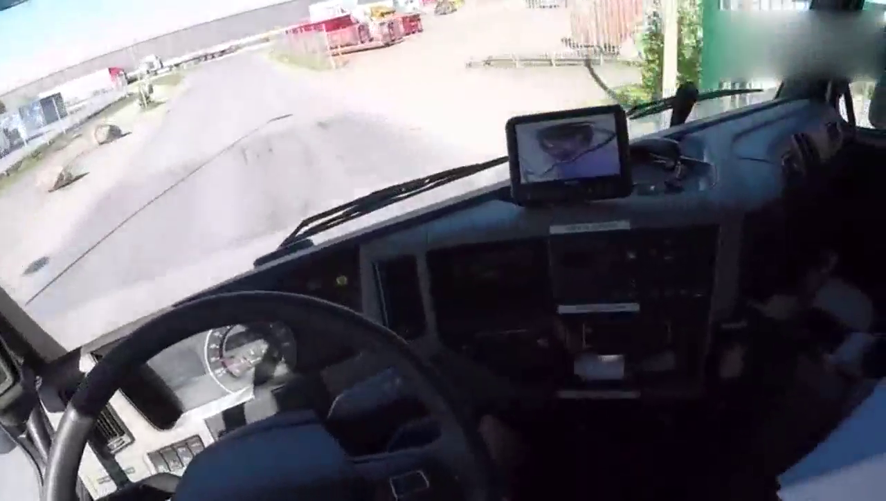 120万的沃尔沃卡车，都是怎么驾驶的，驾驶室来感受下！