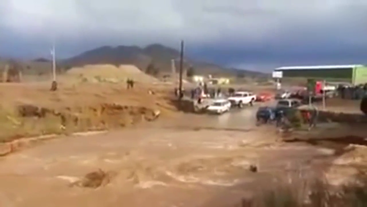 卡车司机不愿意等待 一脚油门轰了下去 结果令众人欢呼