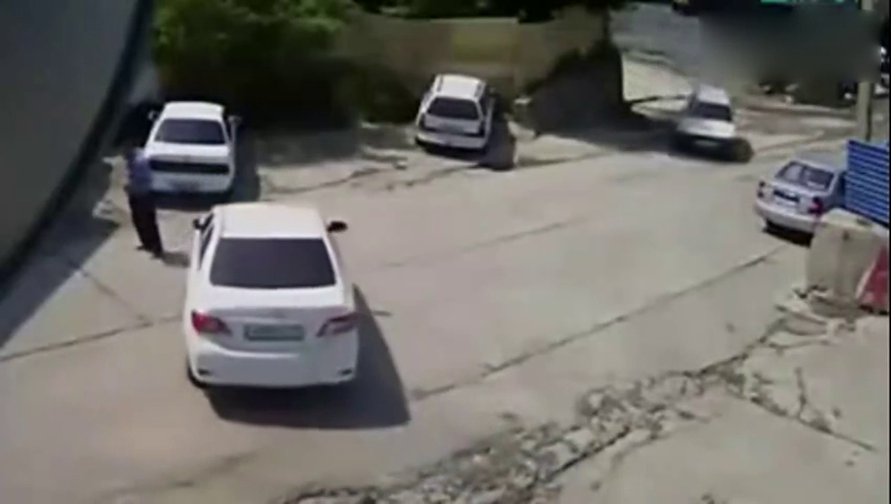 死里逃生？卡车失控“溜坡”压扁两小轿车，男子神速逃出躲过一劫