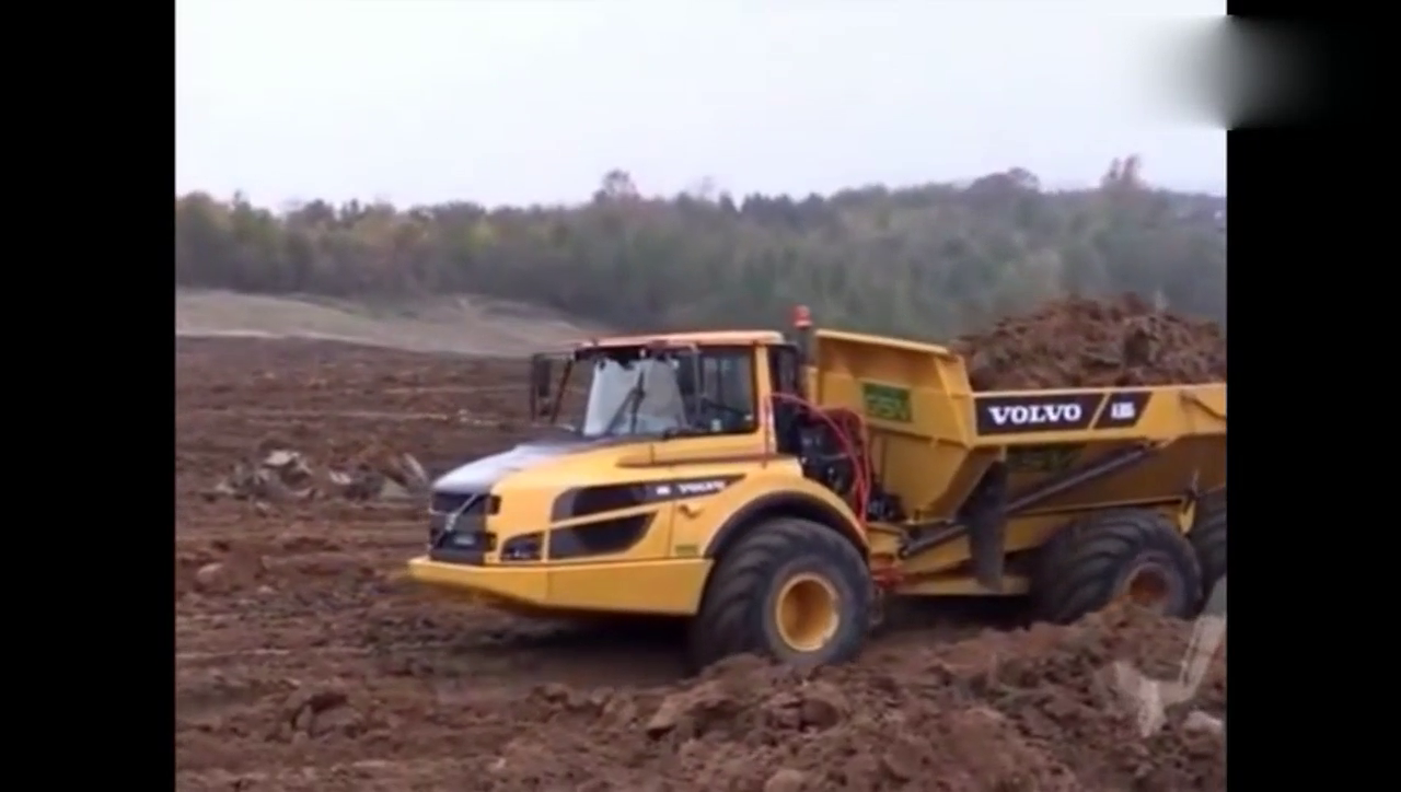 沃尔沃卡车卸货很迅速，轮胎都有人高