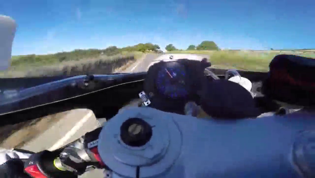 职业车手告诉你摩托可以跑多快！跑车车主们看了想哭