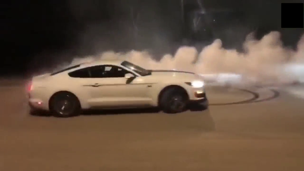 野马跑车定圆漂移，看了也想买一辆