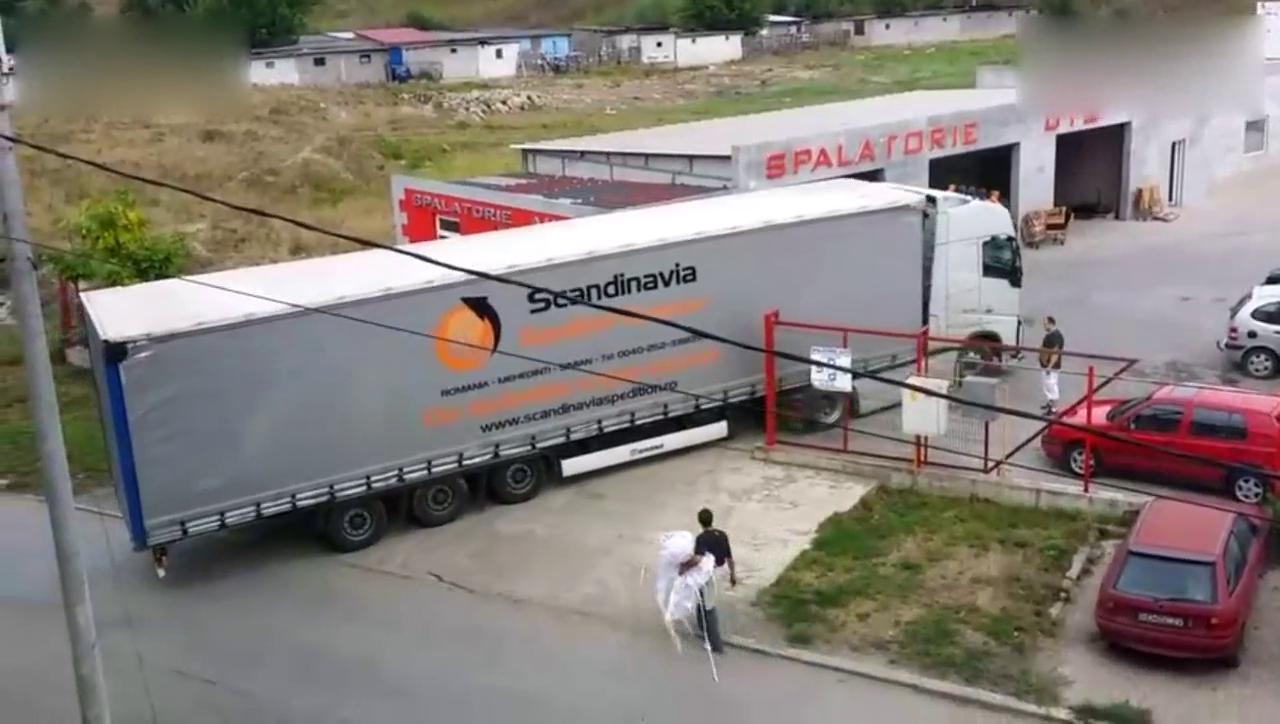 实拍：卡车司机倒车过程，绝对的老司机啊