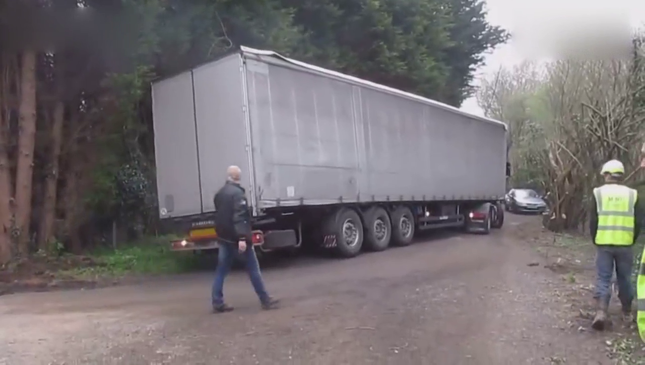 实拍：围观卡车司机倒车过程，围观的都捏着汗