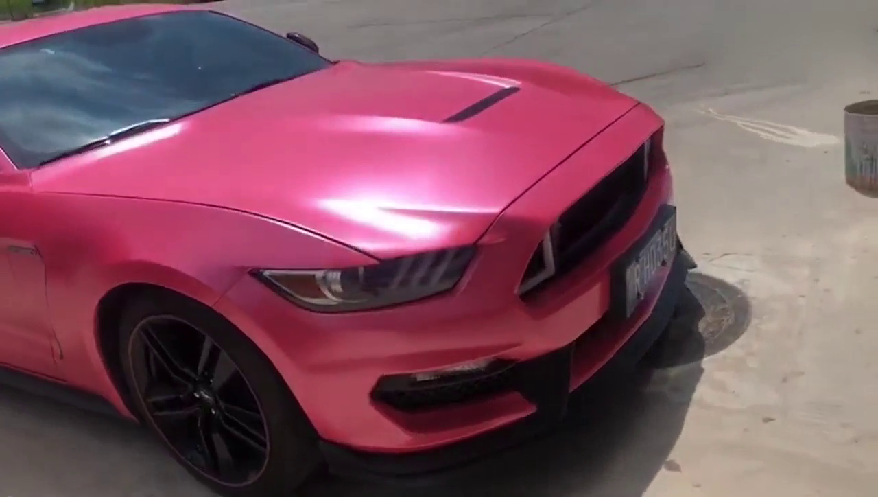 野马跑车这样改装，小姐姐见了也喜欢